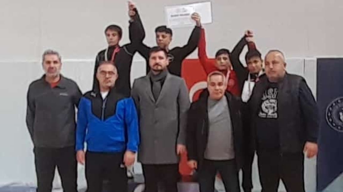 Okullar Arası Grekoromen Güreş Genç B Grup Müsabakalarında Enes Ali Kazan 1. olmuştur. Başarılarının devamını dileriz. 